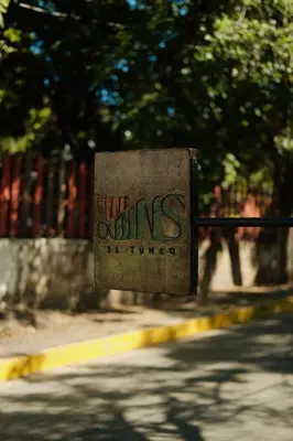 a sign that reads the oaks in time at The Cabins in La Libertad