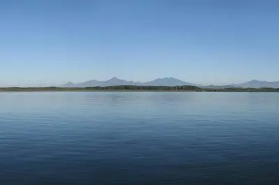 a large body of water with mountains in the background at Casa de Playa Bosque de Mangle en Playa El Espino in El Arco
