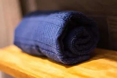 a blue towel sitting on top of a wooden table at Habitación Agua - Villa Valle Campo in Nahuizalco