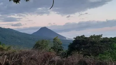 a view of a mountain in the distance at PROVENZA en Los Naranjos in Juayúa