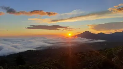 a view of the sun rising above the clouds at PROVENZA en Los Naranjos in Juayúa
