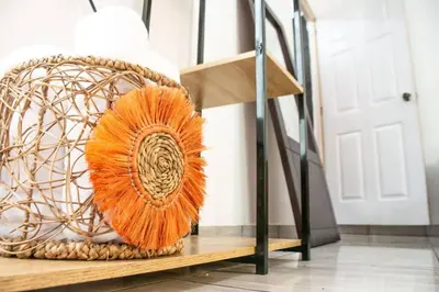 a vase sitting on a shelf next to a basket at Habitacion Fuego - Villa Valle Campo in Nahuizalco