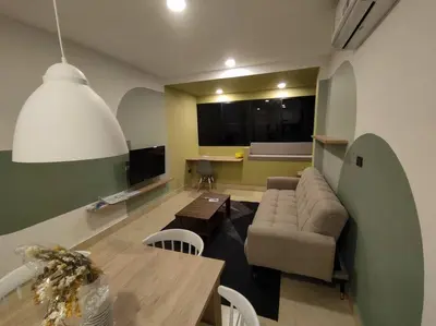 a living room with a couch and a table at Acogedor Depto. en el corazón Santa Tecla in Nueva San Salvador