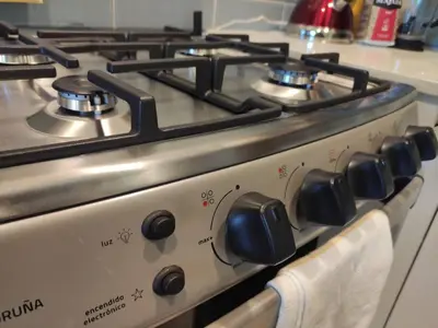 a stove top with a bunch of burners on it at Acogedor Depto. en el corazón Santa Tecla in Nueva San Salvador