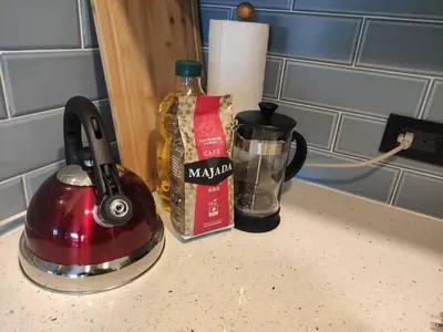 a kitchen counter with a blender and a bottle of syrup at Acogedor Depto. en el corazón Santa Tecla in Nueva San Salvador