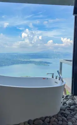 a bath tub with a view of a body of water at Tres Piedras in San Francisco Chinameca