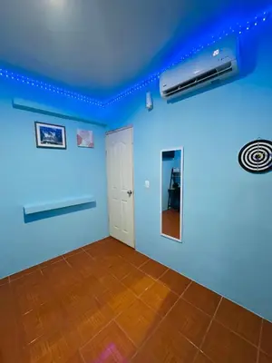 a room with blue walls and a ceiling at Hospedaje Mónaco in San Miguel