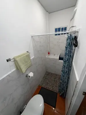 a small bathroom with a toilet and a shower at Hospedaje Mónaco in San Miguel