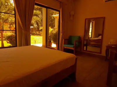 a bedroom with a bed and a window and a mirror at HOTEL EL VIAJERO in La Libertad