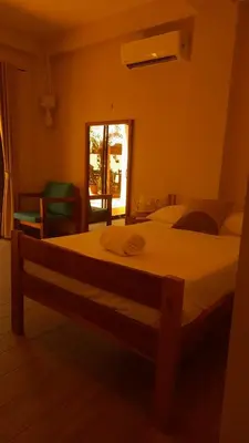 a bedroom with a bed and a window at HOTEL EL VIAJERO in La Libertad
