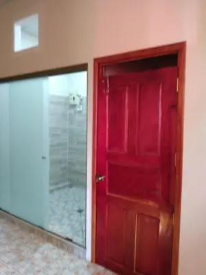 a red door and a mirror in a bathroom at Casa Hotel Familiar in San Lucas