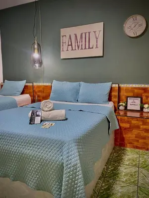 a bedroom with a bed with a family sign on it at hotel marsella in Sonsonate